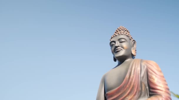 Buddhastatue Hintergrund Des Blauen Himmels — Stockvideo