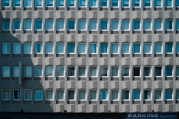 Edificio Residencial Con Una Plaza Aparcamiento — Foto de Stock