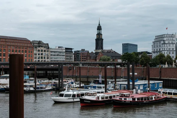 德国汉姆堡 2021年8月20日 德国圣迈克尔教堂附近的汉堡港的现代船舶 — 图库照片
