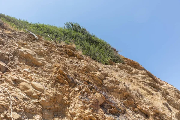 Närbild Ett Slarvigt Stenigt Berg Med Lite Gräs Blå Himmel — Stockfoto