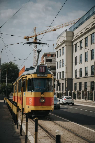 Belgrade Serbia 2021年8月18日 塞尔维亚贝尔格莱德电车轨道上的红色和黄色有轨电车 — 图库照片