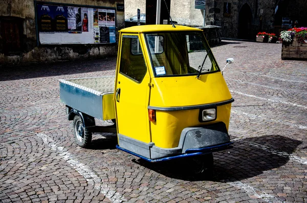 Une Vue Camion Jaune Dans Rue — Photo