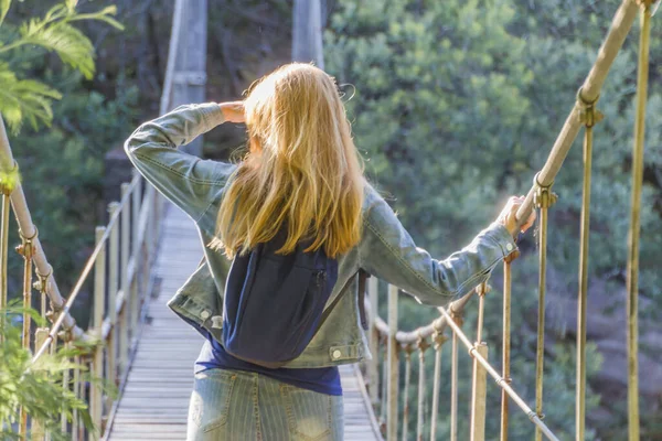 Une Femme Blonde Adulte Marche Sur Pont Suspendu Dans Une — Photo