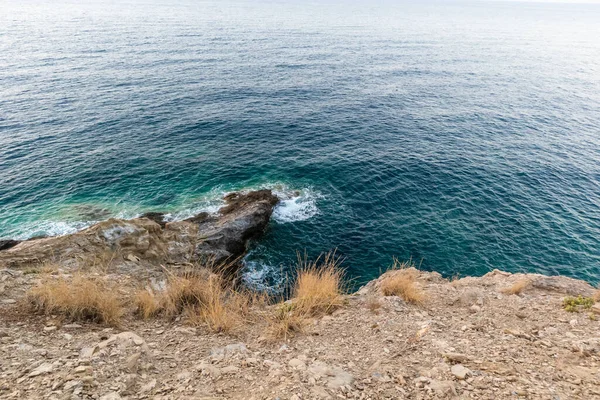 Schöne Aussicht Von Einer Felsklippe Auf Blauem Wasser Einem Sonnigen — Stockfoto