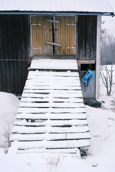 冬の小さな家の入り口の前にボードの垂直ショット — ストック写真