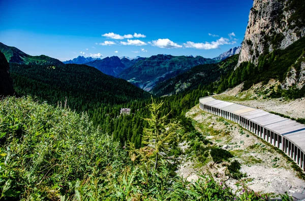 Uitzicht Hoge Bergen Heuvels Met Dichte Bossen Onder Blauwe Lucht — Stockfoto