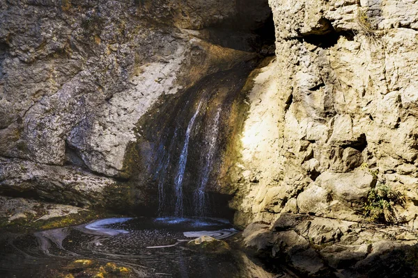 Ein Malerischer Blick Auf Einen Kleinen Wasserfall Der Höhle — Stockfoto