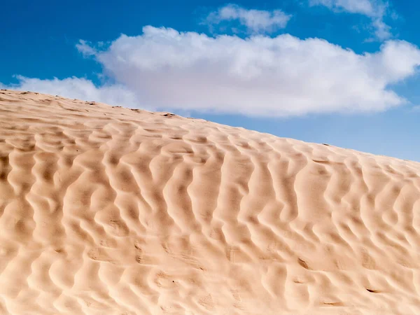Wydmy Pod Pochmurnym Błękitnym Niebem Douz Tunezja — Zdjęcie stockowe