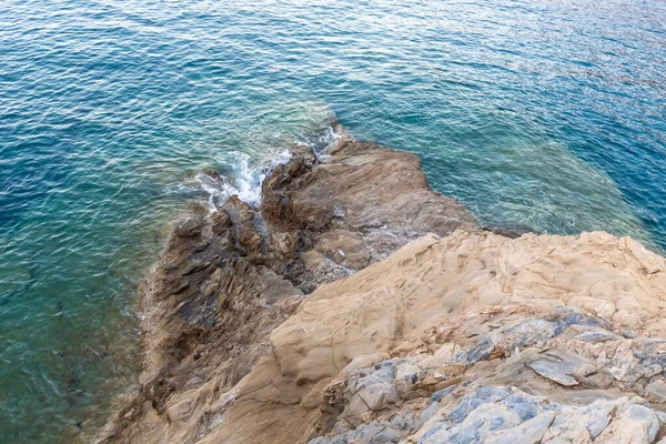 Прекрасний Вид Вершини Скелястої Скелі Блакитній Воді Скелястої Скелі Сонячний — стокове фото