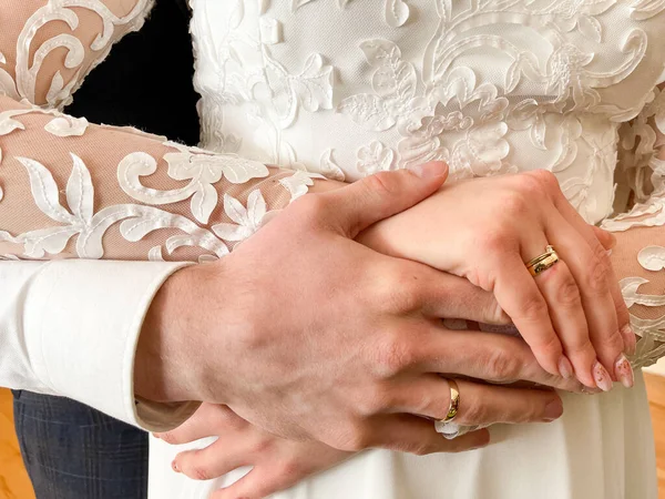 Close Casamento Romântico Casal Abraçando Mãos Dadas Mostrando Seus Anéis — Fotografia de Stock