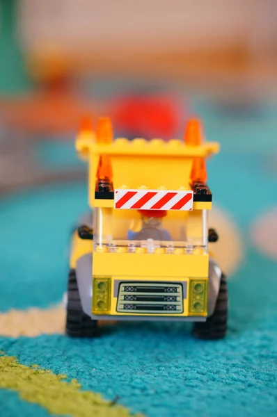 Poznan Polska Czerwca 2017 Pionowe Ujęcie Żółtej Ciężarówki Lego Duplo — Zdjęcie stockowe