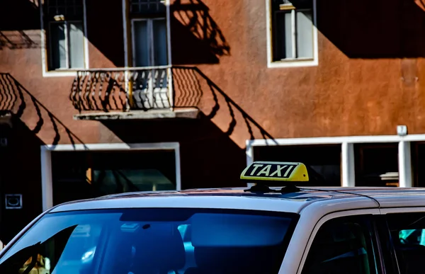 Widok Samochodu Znakiem Taksówki Przed Budynkiem Mieszkalnym — Zdjęcie stockowe