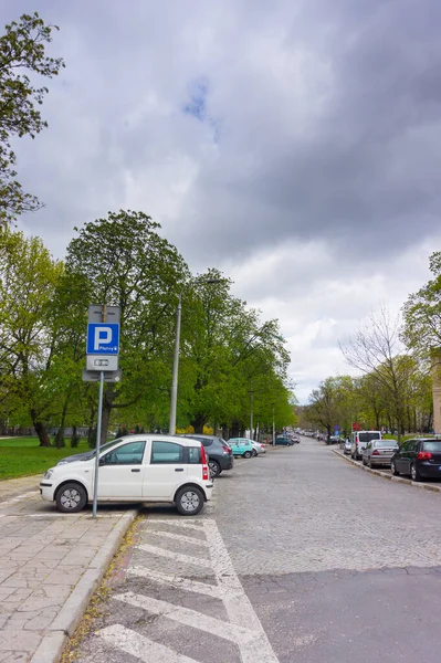 Poznan Polonia Abril 2017 Coches Aparcados Cerca Las Aceras Una — Foto de Stock