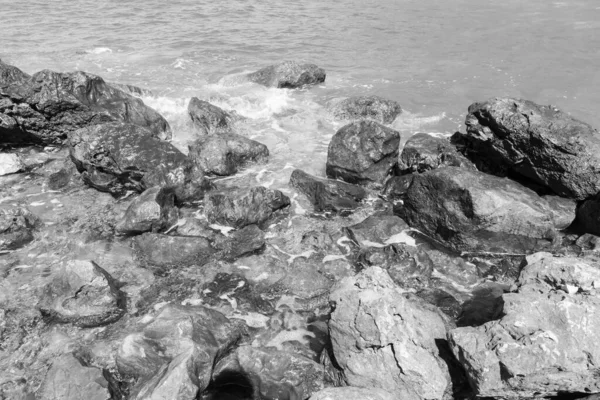 Uma Imagem Tons Cinza Grandes Rochas Praia — Fotografia de Stock