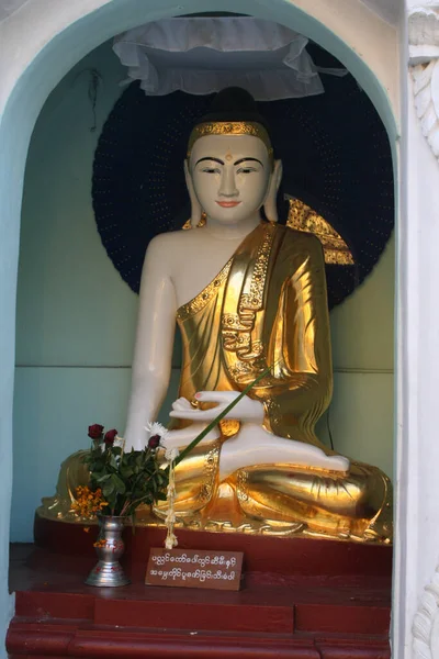 Temple Myanmar Burma Aug 2021 Vertikal Bild Leende Gyllene Buddha — Stockfoto