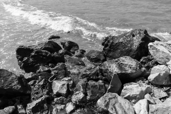 Uma Imagem Tons Cinza Grandes Rochas Praia — Fotografia de Stock