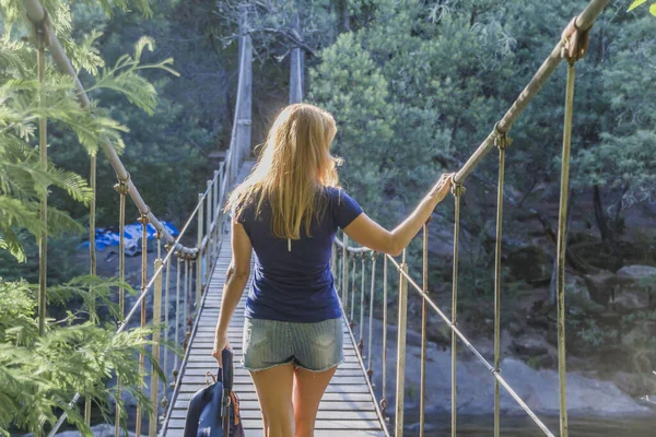 Une Femme Blonde Adulte Marche Sur Pont Suspendu Dans Une — Photo