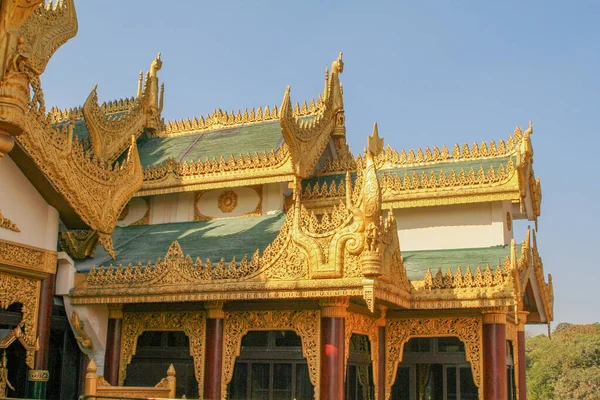 Vackra Gyllene Dekorerade Taken Ett Buddistiskt Tempel Mot Blå Himmel — Stockfoto