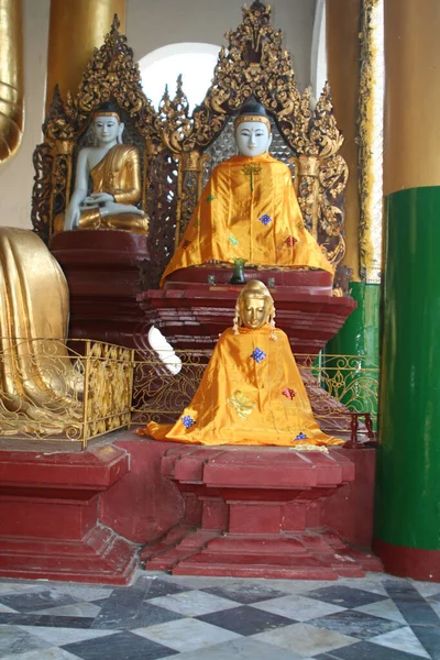 Temple Myanmar Burma Srpna 2021 Vertikální Záběr Zlatých Soch Buddhy — Stock fotografie