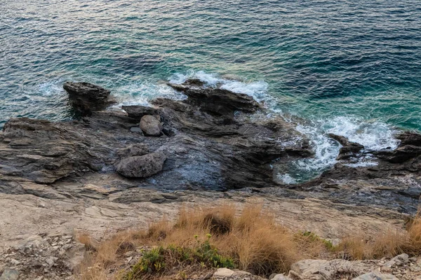 Schöne Aussicht Von Der Spitze Einer Felsklippe Auf Blauem Wasser — Stockfoto
