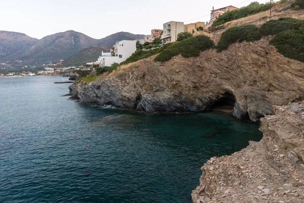 Yunanistan Bali Kentinde Mavi Güneşli Gökyüzünün Altında Çimenli Mavi Kayalık — Stok fotoğraf