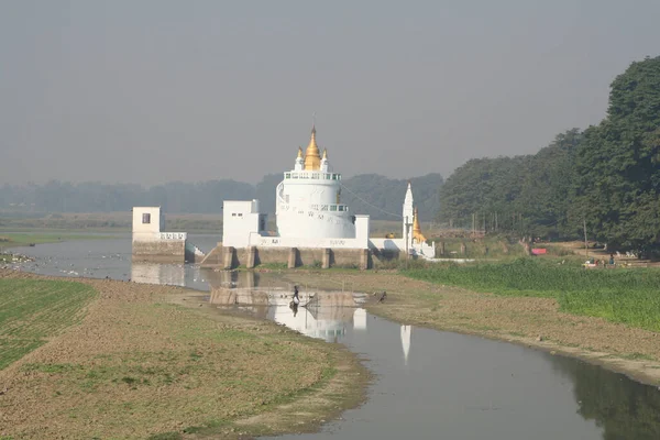 Hermosa Pagoda Shwe Modeptaw Mármol Blanco Junto Lago Taungthaman Myanmar —  Fotos de Stock