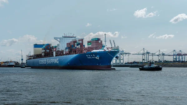 Hamburg Deutschland August 2021 Das Containerschiff Der Cosco Reederei Verlässt — Stockfoto