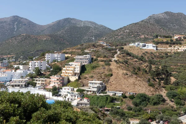 ギリシャクレタ島の山の上のリゾートタウン — ストック写真