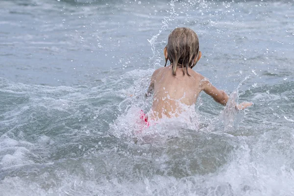 Eine Rückansicht Eines Kindes Das Meer Schwimmt — Stockfoto