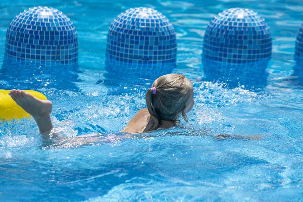 Ein Kleines Mädchen Schwimmt Einem Pool — Stockfoto