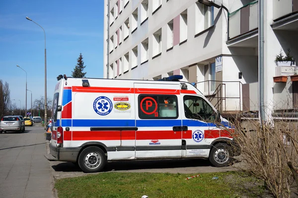 Poznan Polónia Março 2015 Uma Van Ambulância Estacionada Frente Prédio — Fotografia de Stock