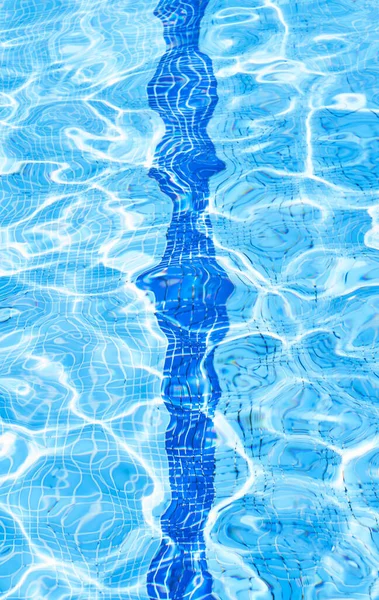 Eine Vertikale Aufnahme Eines Kristallklaren Azurblauen Wassers Eines Swimmingpools Einem — Stockfoto