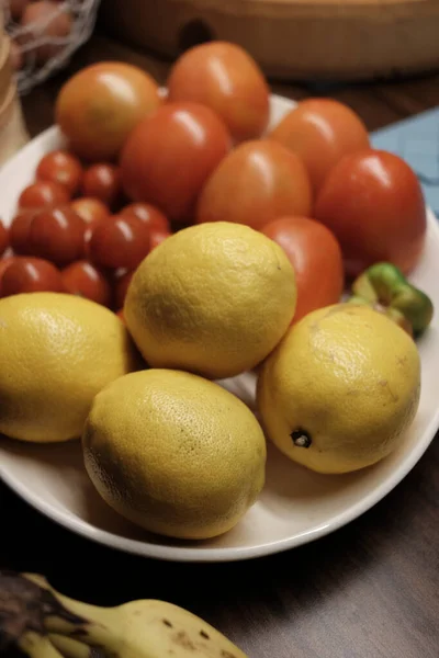 Vertikal Närbild Bild Citroner Vit Platta Bredvid Plommon Och Körsbär — Stockfoto