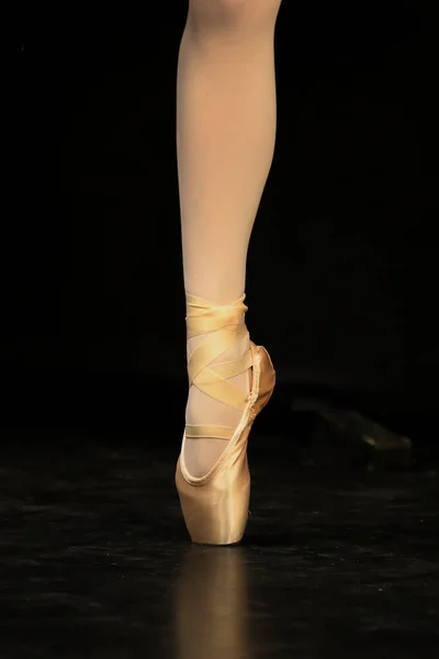 Tiro Vertical Perna Uma Dançarina Balé Com Sapatos Balé — Fotografia de Stock