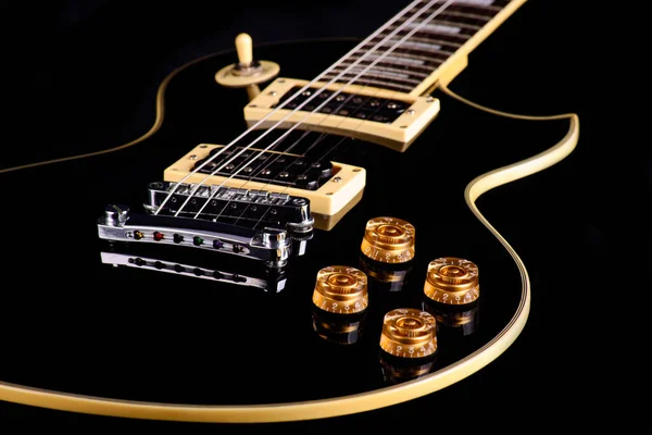 Zbliżenie Ujęcia Gitary Elektrycznej Odizolowanej Czarnym Tle — Zdjęcie stockowe