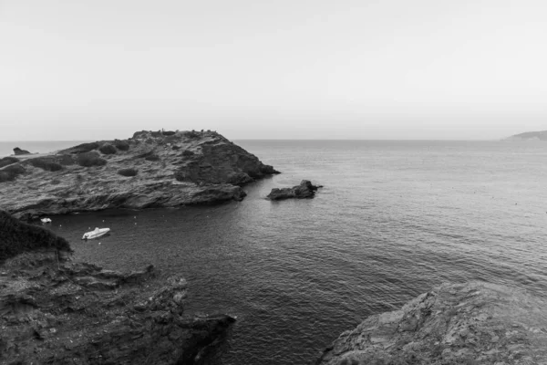 在希腊巴厘岛的最后海滩 蓝色阳光普照的天空下 蓝色的海水和岩石悬崖拍成灰白色 — 图库照片