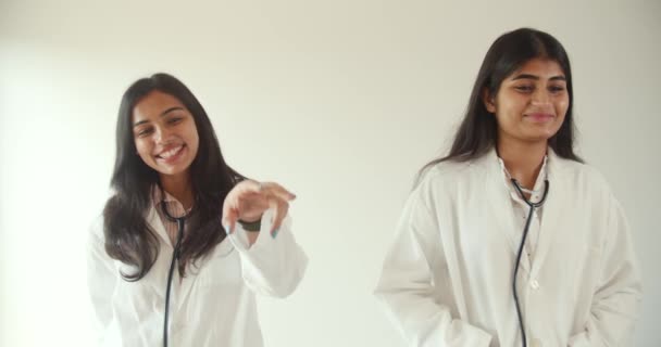 Des Images Deux Jeunes Indiennes Médecins Travaillant Ensemble — Video