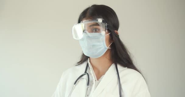 Séquence Beau Jeune Médecin Indien Manteau Blanc Avec Stéthoscope — Video