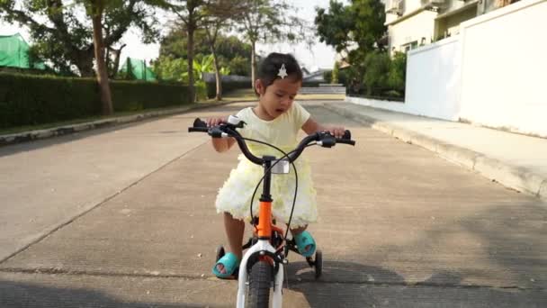 Niña Montando Una Bicicleta Parque — Vídeo de stock