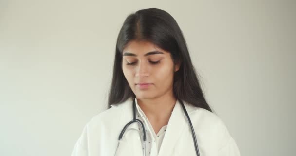 Séquence Beau Jeune Médecin Indien Manteau Blanc Avec Stéthoscope — Video