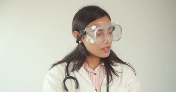 Metraje Hermosa Joven Médico Indio Bata Blanca Con Estetoscopio — Vídeos de Stock