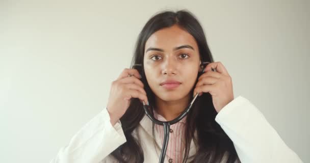 Riprese Bellissimo Giovane Medico Indiano Camice Bianco Con Stetoscopio — Video Stock