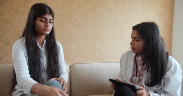 Footage Couple Young Indian Women — Vídeo de stock