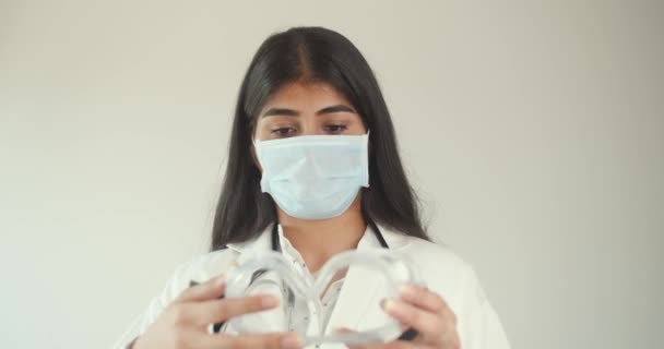Πλάνα Από Όμορφο Νεαρό Ινδό Γιατρό Λευκό Παλτό Στηθοσκόπιο — Αρχείο Βίντεο
