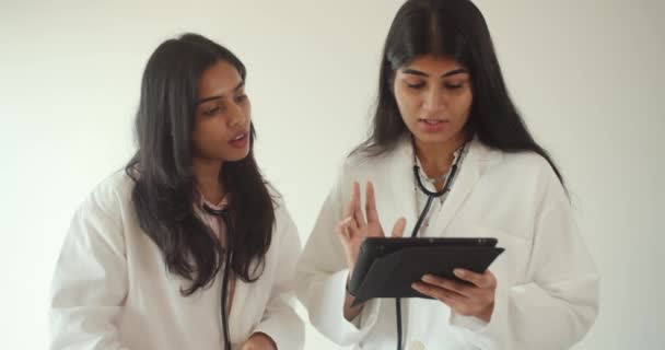 一对年轻的印度女医生一起工作的镜头 — 图库视频影像