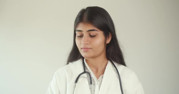 Séquence Beau Jeune Médecin Indien Manteau Blanc Avec Stéthoscope — Video