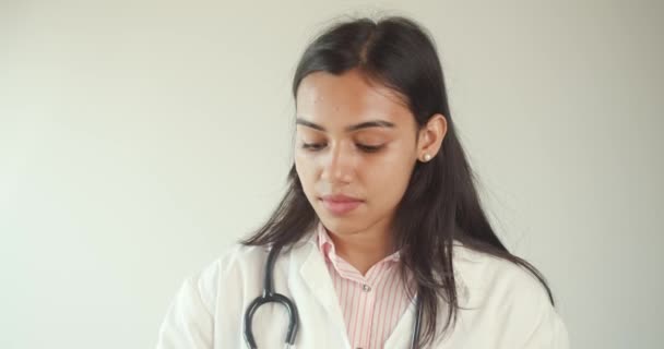 Séquence Beau Jeune Médecin Indien Manteau Blanc Avec Stéthoscope — Video