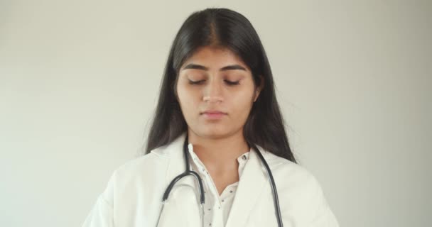 身穿白衣 戴听诊器的漂亮印度年轻医生的照片 — 图库视频影像