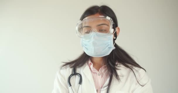 Séquence Beau Jeune Médecin Indien Manteau Blanc Avec Stéthoscope — Video