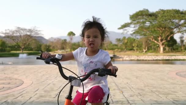 Petite Fille Vélo Dans Parc — Video